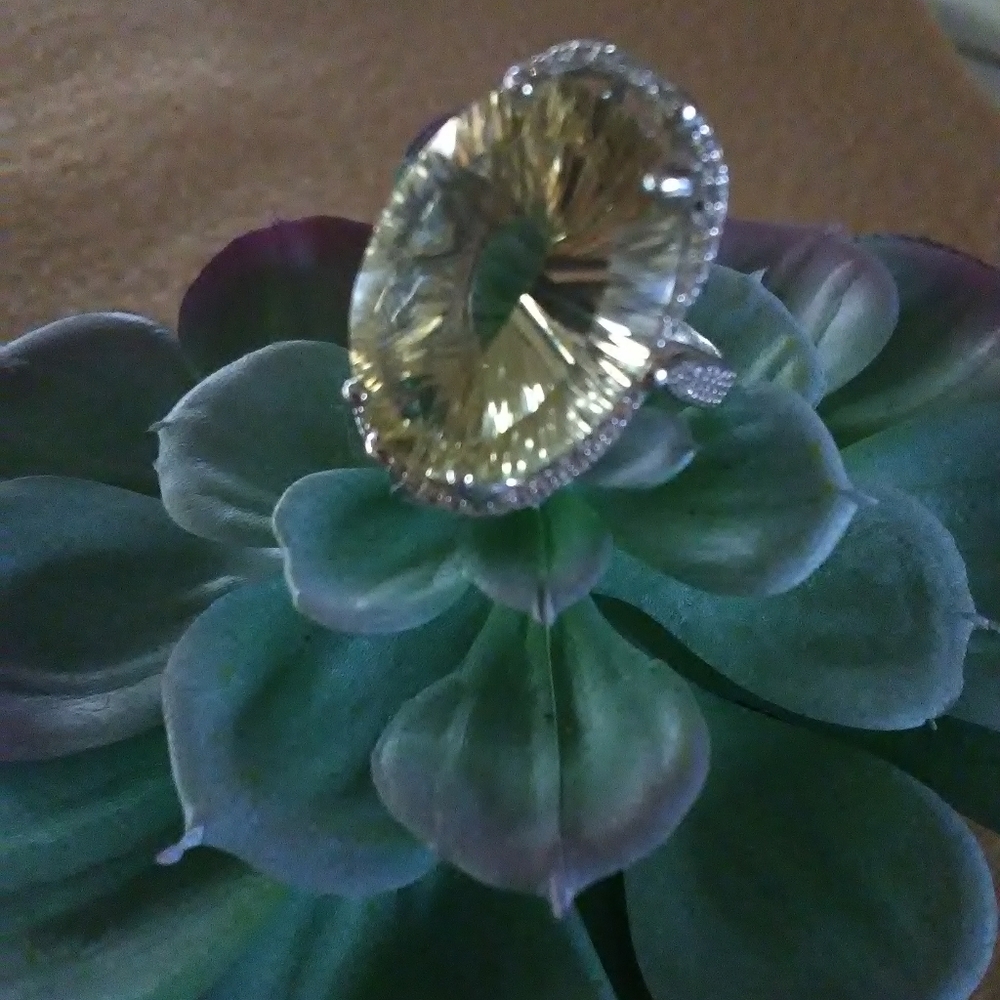 NWOT beautiful size 7 yellow quart ring